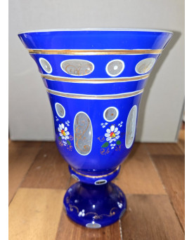 Le village de 58 brocanteurs - Grand calice en verre bleu émaillé (verre bohème XXe siecle)