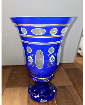 Le village de 58 brocanteurs - Grand calice en verre bleu émaillé (verre bohème XXe siecle)