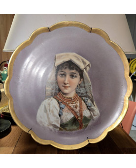 Le village de 58 brocanteurs - Grand plat en porcelaine Limoges France avec portrait d'une jeune Italienne peint
