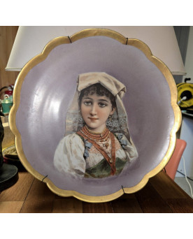 Le village de 58 brocanteurs - Grand plat en porcelaine Limoges France avec portrait d'une jeune Italienne peint