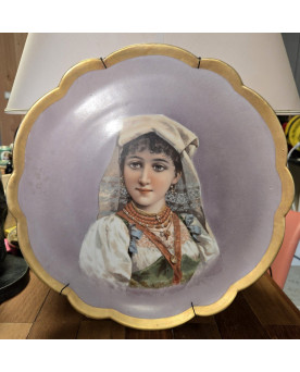 Le village de 58 brocanteurs - Grand plat en porcelaine Limoges France avec portrait d'une jeune Italienne peint