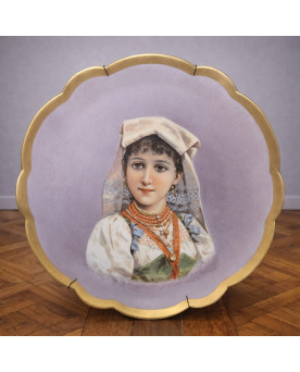 Le village de 58 brocanteurs - Grand plat en porcelaine Limoges France avec portrait d'une jeune Italienne peint