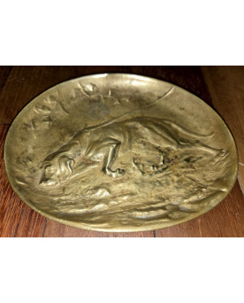 Le village de 58 brocanteurs - vide-poche / coupelle en bronze doré représentant un chien de chasse en relief