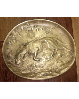 Le village de 58 brocanteurs - vide-poche / coupelle en bronze doré représentant un chien de chasse en relief