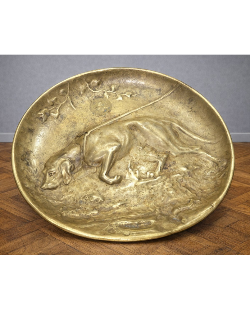 Le village de 58 brocanteurs - vide-poche / coupelle en bronze doré représentant un chien de chasse en relief