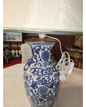 Le village de 58 brocanteurs - Grande lampe composée d’un vase en porcelaine bleu et blanc de style chinois