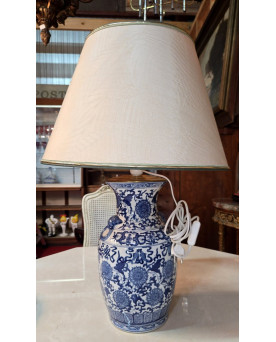 Le village de 58 brocanteurs - Grande lampe composée d’un vase en porcelaine bleu et blanc de style chinois