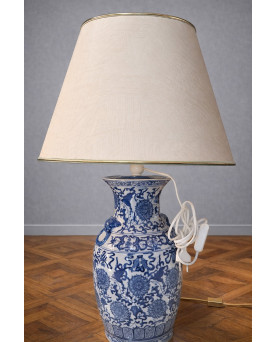 Le village de 58 brocanteurs - Grande lampe composée d’un vase en porcelaine bleu et blanc de style chinois