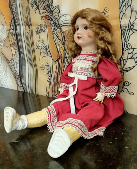 Le village de 58 brocanteurs - Ancienne poupée de collection datant du début du XXe siècle, avec tête en porcelaine