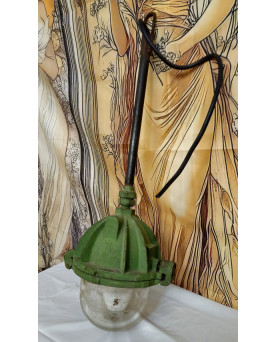 Le village de 58 brocanteurs - Lampe industrielle ancienne en fonte – luminaire d’atelier / usine – verre épais – circa 1930