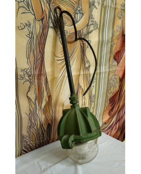 Le village de 58 brocanteurs - Lampe industrielle ancienne en fonte – luminaire d’atelier / usine – verre épais – circa 1930