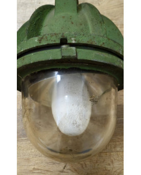 Le village de 58 brocanteurs - Lampe industrielle ancienne en fonte – luminaire d’atelier / usine – verre épais – circa 1930