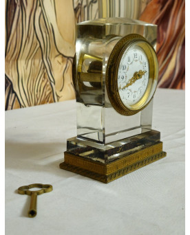 Le village de 58 brocanteurs - Pendule ancienne en cristal, laiton et bronze doré, pendulette mécanique avec clé