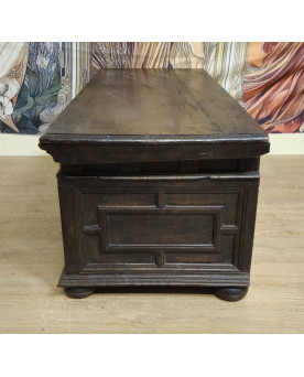 Le village de 58 brocanteurs - Coffre ancien en chêne sculpté époque Louis XIII - Louis XIV / XVIIe siecle