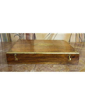 Le village de 58 brocanteurs - Coffret / écritoire Anglais en bois et laiton marqueté – XXe siècle