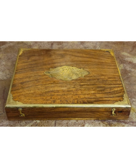 Le village de 58 brocanteurs - Coffret / écritoire Anglais en bois et laiton marqueté – XXe siècle