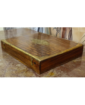 Le village de 58 brocanteurs - Coffret / écritoire Anglais en bois et laiton marqueté – XXe siècle
