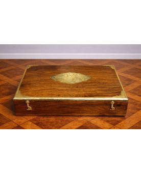 Le village de 58 brocanteurs - Coffret / écritoire Anglais en bois et laiton marqueté – XXe siècle
