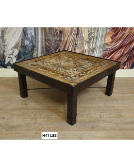 Le village de 58 brocanteurs - Table basse / table de salon à plateau sculpté – Travail artisanal – XXe siècle