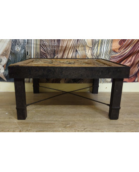 Le village de 58 brocanteurs - Table basse / table de salon à plateau sculpté – Travail artisanal – XXe siècle