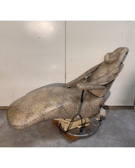 Le village de 58 brocanteurs -Design des années 50 : original fauteuil de barbier ou dentiste