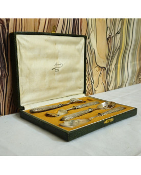 Le village de 58 brocanteurs - Nécessaire de service en argent gaufré – Maison Minot, Tours – XIXe siècle