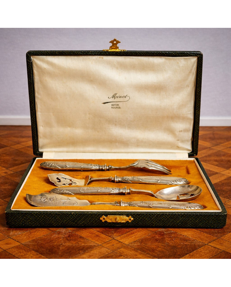 Le village de 58 brocanteurs - Nécessaire de service en argent gaufré – Maison Minot, Tours – XIXe siècle