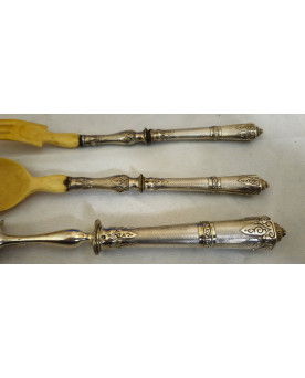 Le village de 58 brocanteurs - Nécessaire de service ancien en argent gaufré – Robert Degeresme, Paris – XIXe siècle