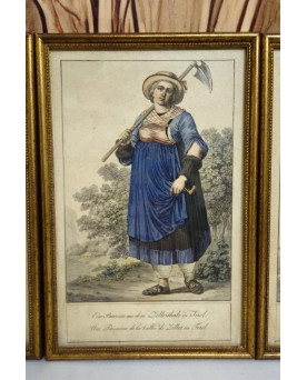 Le village de 58 brocanteurs - Suite de 4 gravures anciennes encadrées costumes du Tyrol XIXe — cadres dorés / B