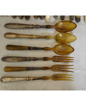 Le village de 58 brocanteurs - lot de couteaux anciens + couverts anciens, manches bakélite / corne, viroles argent gauffré