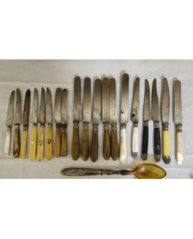 Le village de 58 brocanteurs - lot de couteaux anciens + couverts anciens, manches bakélite / corne, viroles argent gauffré