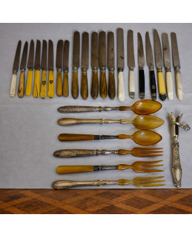 Le village de 58 brocanteurs - lot de couteaux anciens + couverts anciens, manches bakélite / corne, viroles argent gauffré