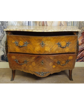 Le village de 58 brocanteurs - Commode galbée style Louis XV en marqueterie florale, plateau marbre