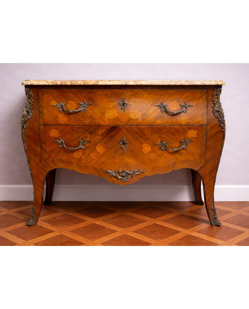 Le village de 58 brocanteurs - Commode galbée style Louis XV en marqueterie florale, plateau marbre