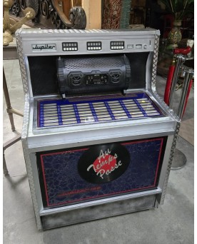 Le village de 58 brocanteurs -travail de créateur : Juke box fonctionnant en bluetooth