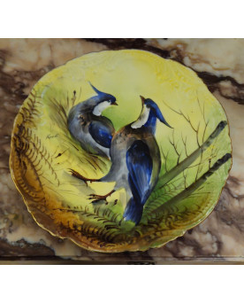 Le village de 58 brocanteurs - Grand plat en porcelaine de Limoges décor aux oiseaux – signé Kervéti - fin XIX