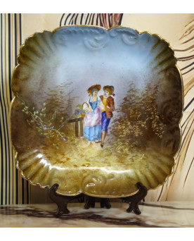 Le village de 58 brocanteurs - Plat en porcelaine française décor peint d'une scène galante – XIXe siècle