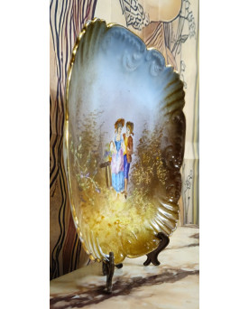 Le village de 58 brocanteurs - Plat en porcelaine française décor peint d'une scène galante – XIXe siècle