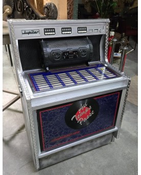 Le village de 58 brocanteurs -travail de créateur : Juke box fonctionnant en bluetooth