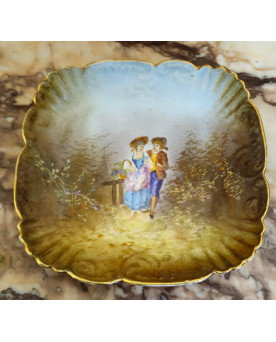 Le village de 58 brocanteurs - Plat en porcelaine française décor peint d'une scène galante – XIXe siècle