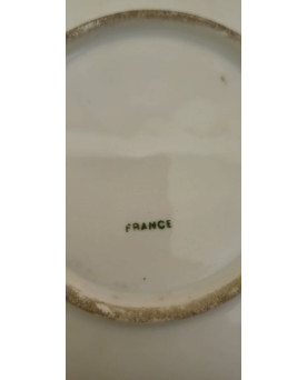 Le village de 58 brocanteurs - Plat en porcelaine française décor peint d'une scène galante – XIXe siècle