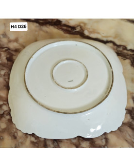 Le village de 58 brocanteurs - Plat en porcelaine française décor peint d'une scène galante – XIXe siècle