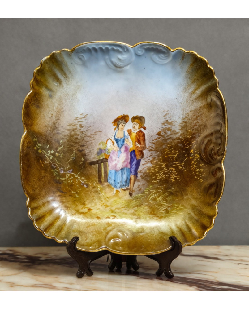 Le village de 58 brocanteurs - Plat en porcelaine française décor peint d'une scène galante – XIXe siècle