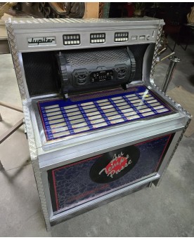 Le village de 58 brocanteurs -travail de créateur : Juke box fonctionnant en bluetooth