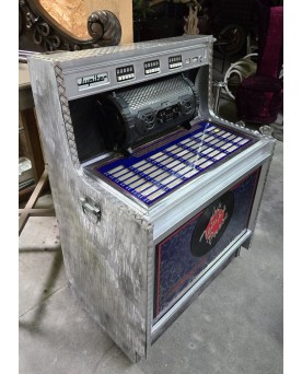 Le village de 58 brocanteurs -travail de créateur : Juke box fonctionnant en bluetooth