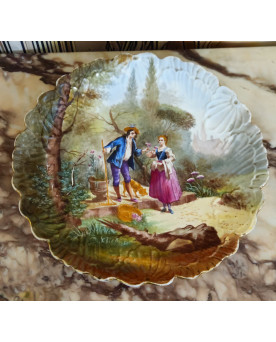 Le village de 58 brocanteurs - Plat en porcelaine polychrome à décor galant – XIXe siècle