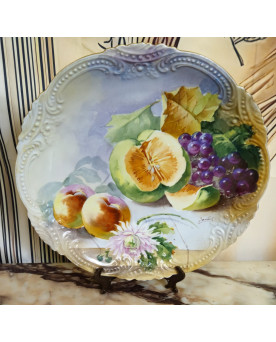 Le village de 58 brocanteurs - Grand plat décoratif en porcelaine à décor de fruits – signé Dumontel