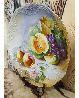 Le village de 58 brocanteurs - Grand plat décoratif en porcelaine à décor de fruits – signé Dumontel