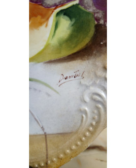 Le village de 58 brocanteurs - Grand plat décoratif en porcelaine à décor de fruits – signé Dumontel