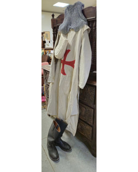 Le village de 58 brocanteurs - Costume médiéval templier – tunique croix rouge + camail + bottes / pour théatre ou cinéma
